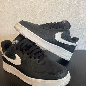 Nike Men's Black and White Sneakers